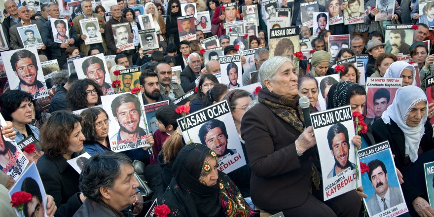 Cumartesi Anneleri, her Galatasaray eyleminde bir kaybın öyküsünü anar. Cumartesi Anneleri ve İnsan Hakları Derneği İstanbul Şubesi imzasıyla biten bu metinlerin toplamına bakılsa en sık kullanılan fiil “vazgeçmemek” olabili