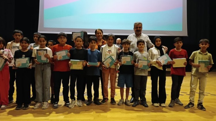 DTSO’dan Kürtçe seçmeli dersi tercih eden yüzlerce öğrenciye tablet