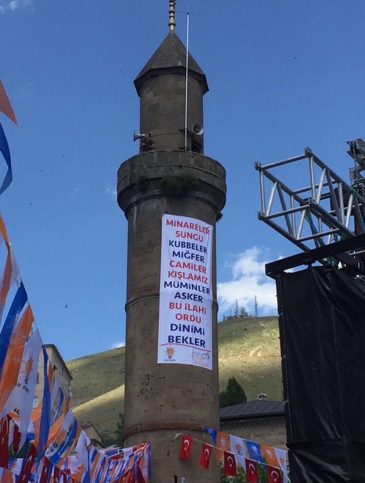 Bitlis Ulu Camii’nin minaresine AKP pankartı