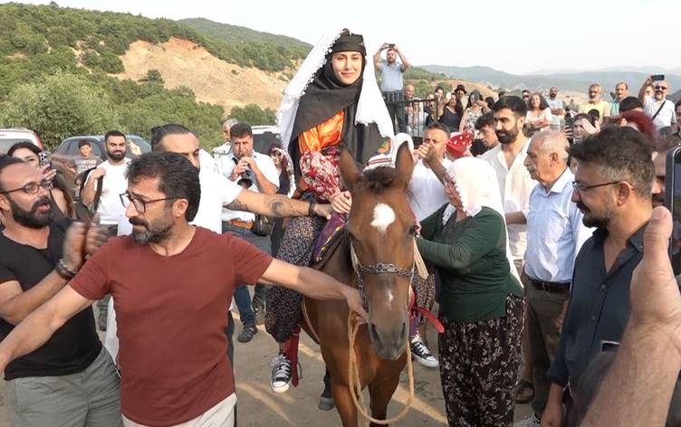 Boşaltılan köylerine 32 yıl sonra dönüp gelenekleriyle düğün yaptılar