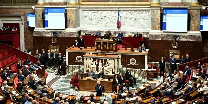 Fransa'da hükümet düştü