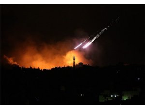 İsrail, Humus'a havadan saldırıyor..Uçaklardan biri düşürüldü