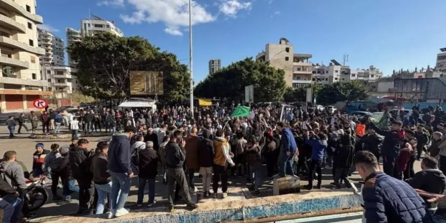 Suriye'de Aleviler federasyon talebiyle sokaklara çıktı