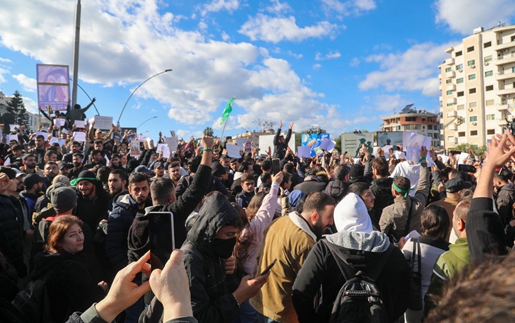Suriye güvenlik güçleri Lazkiye'de gece sokağa çıkma yasağı ilan etti