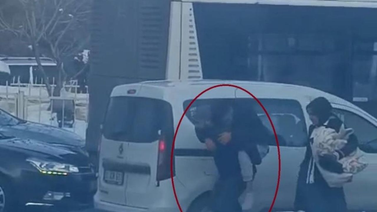 Diyarbakır'da bir vatandaş tıkanan yolda hastasını sırtında taşıdı