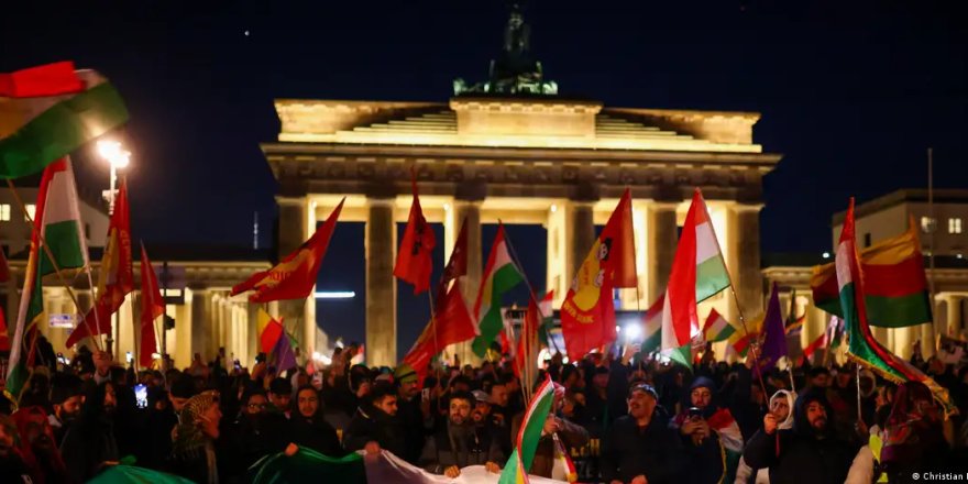 Ahmed Şara ve Alman hükümeti Berlin'de protesto edildi