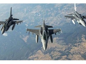 Koalisyon'dan Esad güçlerine hava saldırısı..En az 40 ölü