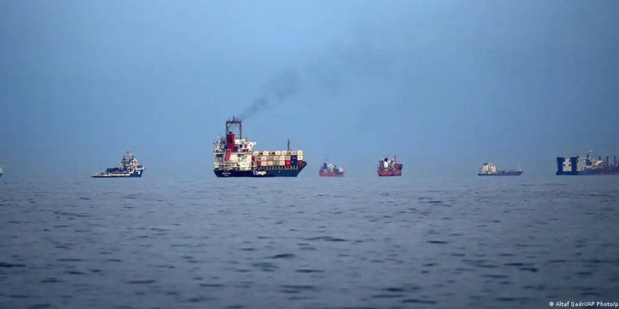 Hürmüz krizi sürüyor: İran geçişleri kapadı, 800 gemi mahsur