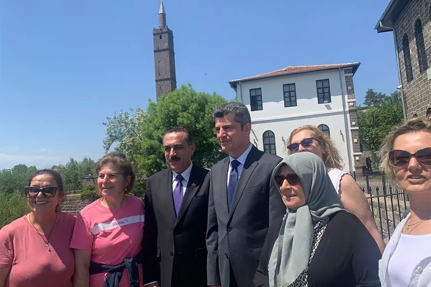 Erbil ve Duhok valileri Diyarbakır’daki barış forumunda
