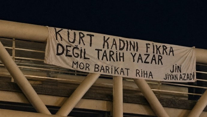 Amedspor taraftar grubundan Rahmi Koç’a pankartlı protesto