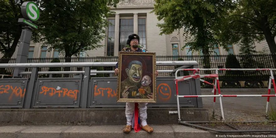 Putin'e muhalif Rus karikatürist Polonya'da öldürüldü