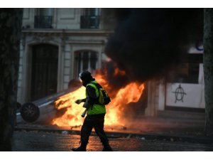 Paris sokakları durulmuyor: 65 yaralı yüzlerce gözaltı