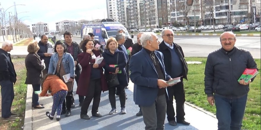 Diyarbakır/ Bağımsız adaylar 75. Cadde’de bildiri dağıttılar
