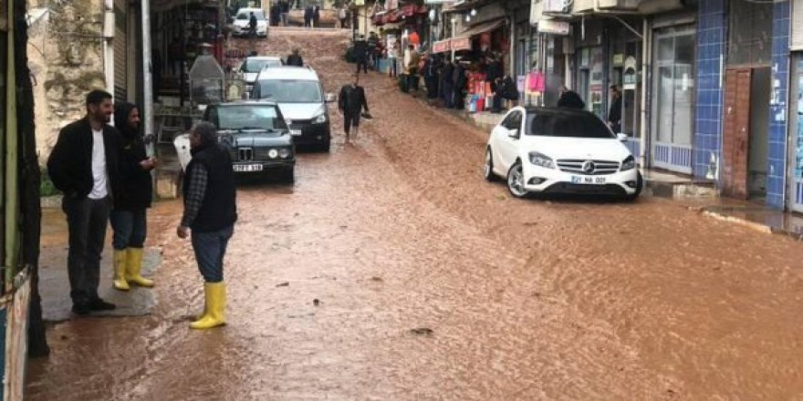Silvan’da sel: Caddeler ve işyerleri su altında kaldı