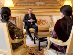 YPG komutanı üniformasıyla Hollande'la