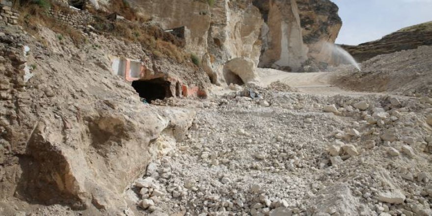 Hasankeyf'teki tarihi mağara betona gömüldü