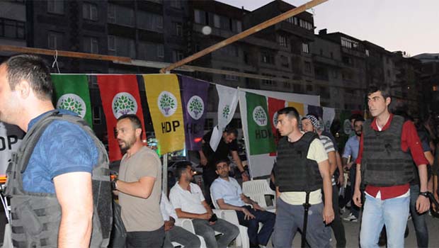 Demokrasi nöbeti tutan HDP’lilerin çadırına polis baskını