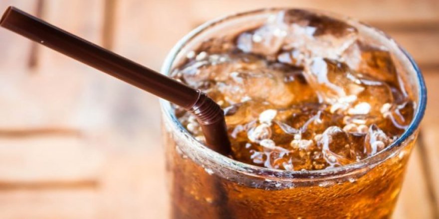 Şekerli içecekler kanser riskini artırıyor mu?