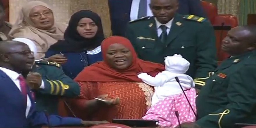 Meclise bebeğiyle gelen milletvekili dışarı çıkarıldı