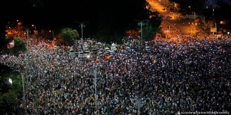 Romanya'da hükümete karşı binlerce kişi sokakta