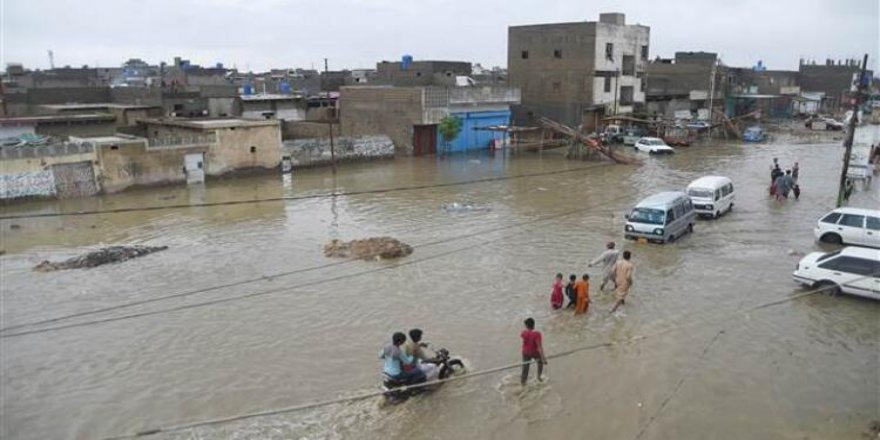 Pakistan’daki sel felaketinde ölü sayısı artıyor