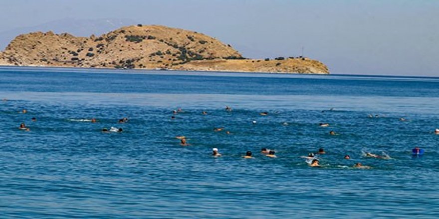 Van Gölü için Akdamar Adası’na yüzdüler