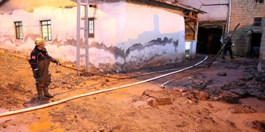 Sivas'ta sel: 7 ev su altında kaldı