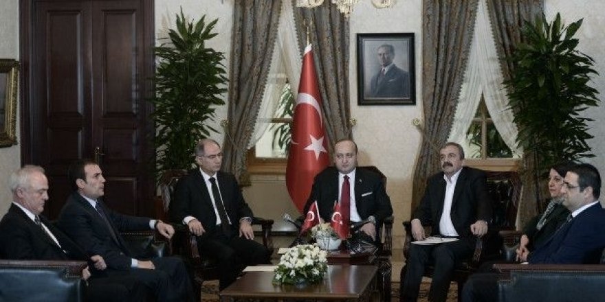 Davutoğlu: Dolmabahçe toplantısında oturma planı Erdoğan’ın