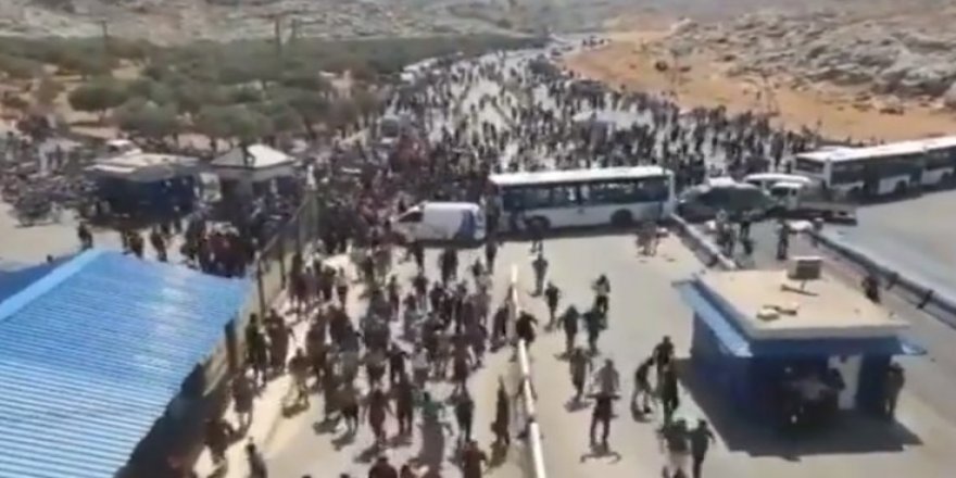Suriyelilerden sınırda Türkiye protestosu