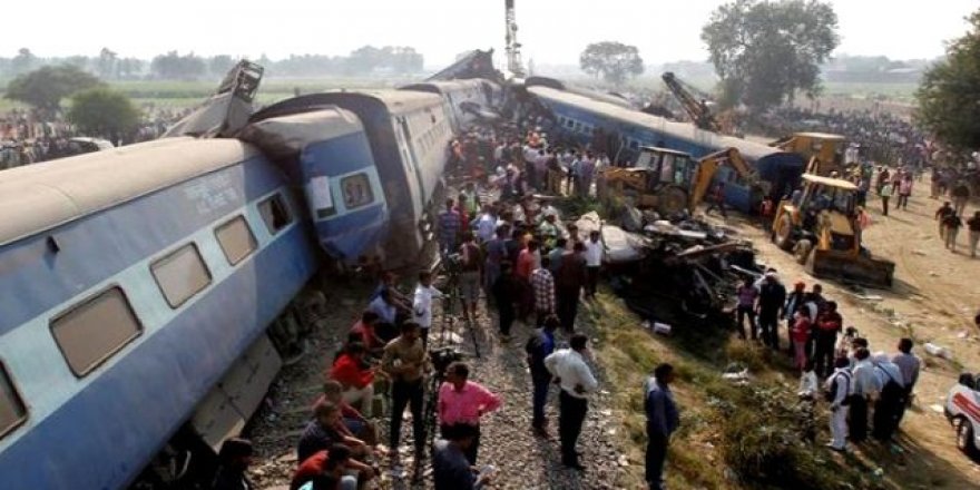 Yolcu treni raydan çıktı: En az 50 ölü