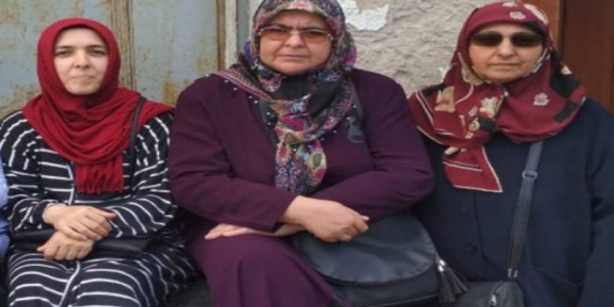 Çocukları için AKP önünde oturma eylemi başlattılar