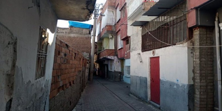 Diyarbakır'da babasını öldüren genç polise teslim oldu