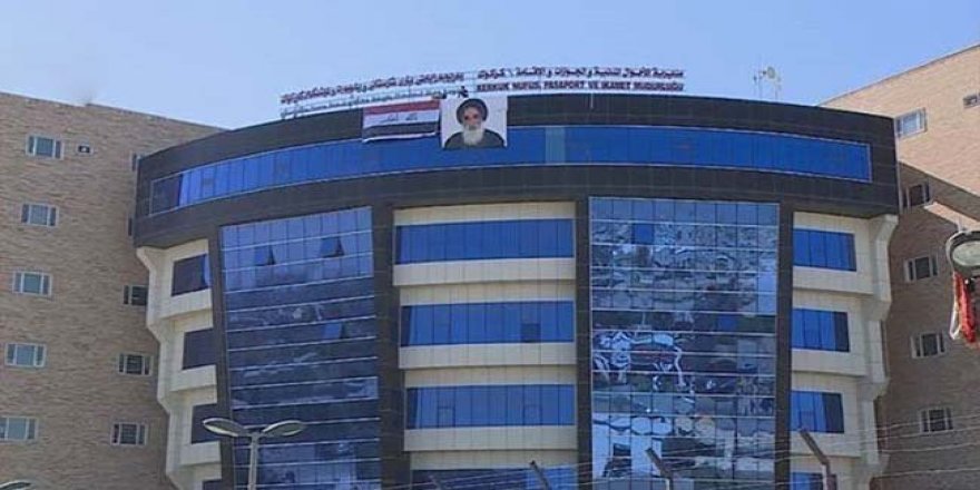 Kürt şehrinde Resmi binalara Sistani posterleri asıldı