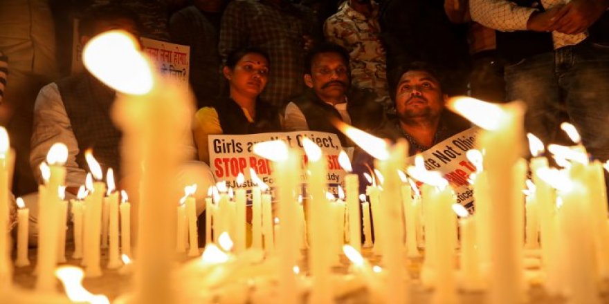 Hindistan'da cinsel saldırıya uğradıktan sonra yakılarak öldürülen veteriner için protesto
