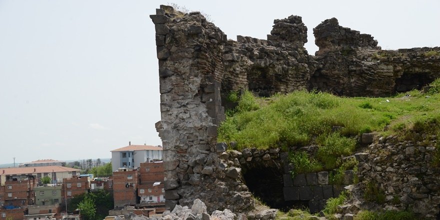 Surlar yıkılıyor, taşları satılıyor