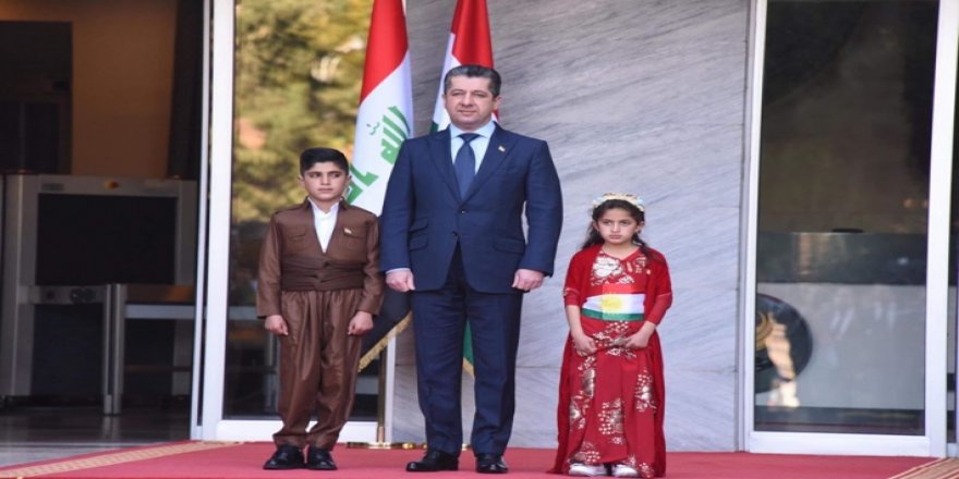 Başbakan, Şehit Hûcam'ın çocukları ile Kürdistan bayrağını göndere çekti