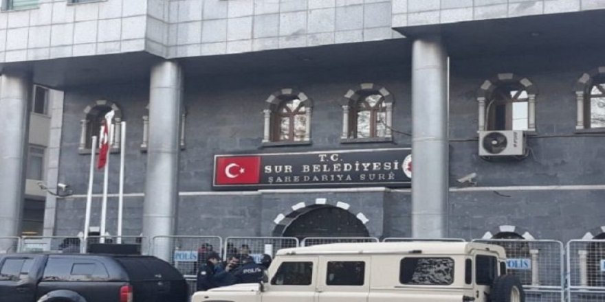 Sur Belediyesi’ne baskın: Eşbaşkan gözaltına alındı