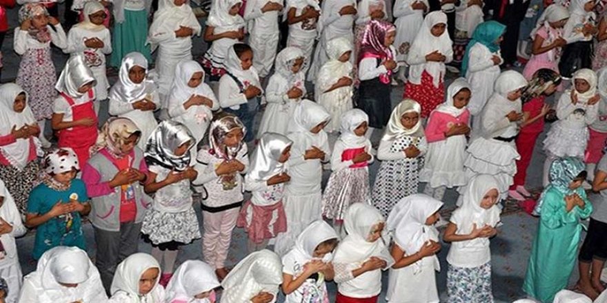 İlkokul çocukları 'Yedi Yaşındayım, Namaza Başlıyorum' projesiyle camiye namaza götürüldü