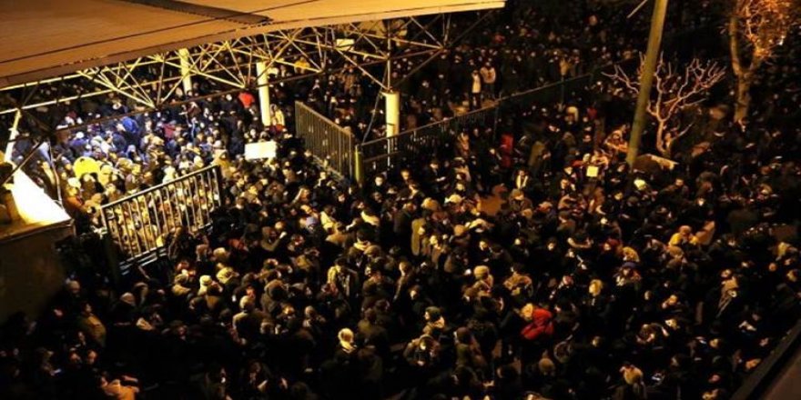 İranlılar, Kasım Süleymani'nin posterlerini yırttı