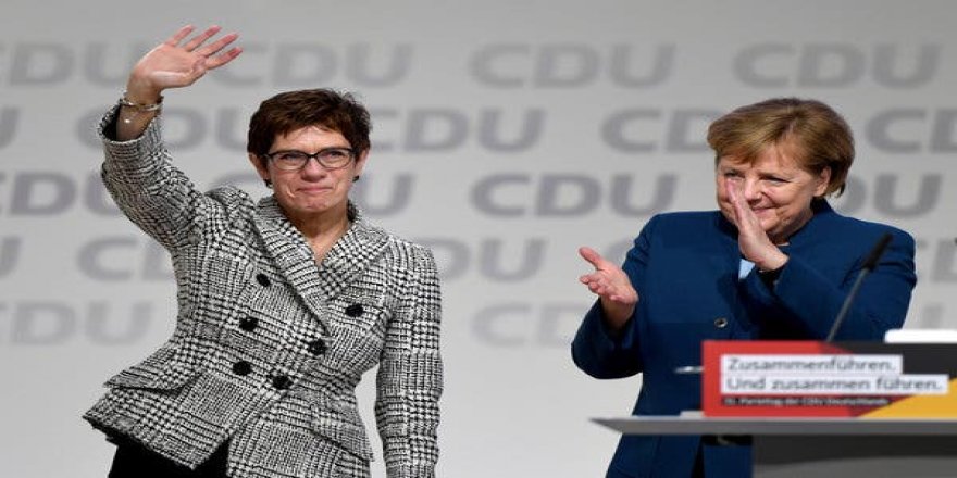 Merkel'in halefinden Nazi istifası