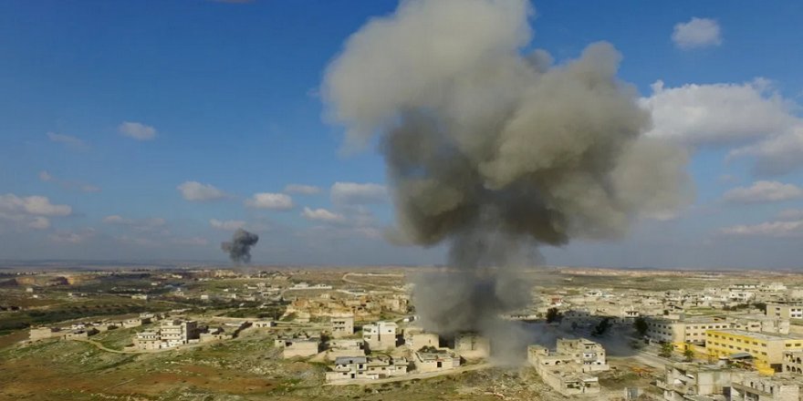 Rus uçakları İdlib'i bombaladı: 30 ölü, Türkiye sınırına 830 bin Suriyeli göç etti