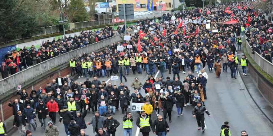 Almanya'da ırkçı teröre karşı 10 bin kişi yürüdü