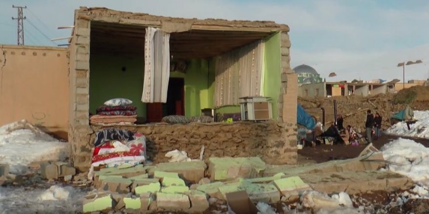 Çamaşır asmak için dışarı çıkınca kurtuldu, eşi ve çocukları öldü