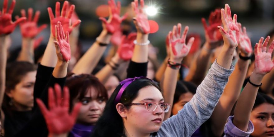 Meksika'da kadınlar Anayasa Mahkemesi'ni yaktı