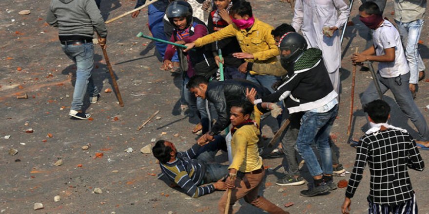 Delhi'de protestolar: Hindu ve Müslüman gruplar çatıştı, 13 kişi öldü