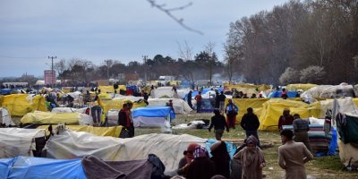 Yunanistan: Türkiye mülteci çadırlarını yaktı