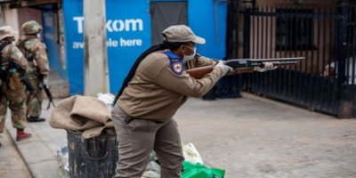 Afrika'da koronavirüs kısıtlamaları ve şiddet: Polisler ve askerler ateş açıyor, insanları kırbaçlıyor
