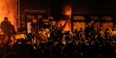 Trump'tan protestoculara tehdit: Çapulculuk başlarsa, ateş açılır