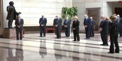 Senatörler, Floyd için 8 dakika 46 saniye saygı duruşunda bekledi