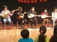 Çocuklar Kürtçe türkü söyleyince ses kesildi!